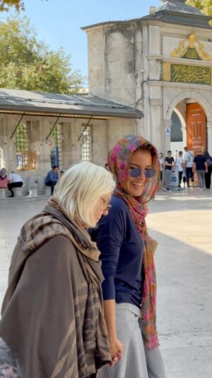 Gülben Ergen Instagram - Duydum ki #dünyakızçocuklarıgünü imiş. 

Benim kendimden başka kızım olmadı hiç. 
Annemin bi kızı olabilmeyi layıkınca, hakkımca yaşayabildim mi emin değilim. 

Annemin yaşarken yok saydığı, ayrılığı şiddetli ve zor yaşadığı eşi, babam oldum. 

Annemin evlat acısını dindirebilmek için yitirdiğimiz, yasını bile tutamadığım ağabeyim oldum. 

Maddi manevi çırpınabilmek, yapabileceklerimin fazlasını yapabilmek için #GülbenErgen oldum. 

Anneme torun sevgisi yaşatabilmek için #anne oldum. 
Ben hiç #kızçocuğu olamadım. 

Annemi bu hayatta en sevdiğine, Mekke’ye Medine’ye götürebildim çok şükür. 

Bugün de en istediği yerdeyiz #EyüpSultan