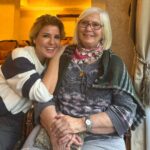 Gülben Ergen Instagram - Yüzü gibi huyu güzel annem… İki evlatlı yaşamına, tek kızıyla devam edebilen, yaralı annem… 76 senelik doğrularından hiç şaşmayan, prensipli, güler yüzlü yaşam çınarım annem. Çay saatinde yanında mutlaka bir kurabiye 🫶 Evin en tepesinde Kuran-ı Kerim Evin en baş köşesinde Atatürk Elinde tesbihi, dilinde duası, sözcüklerinden bal damlayan annem. Ahmet Özhan ve Emel Sayın seven annem… Hiç sosyal medyası olmayan, özü güzel, içi tertemiz pamuk annem. #anne #annem #anneolmak
