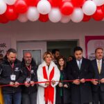 Gülben Ergen Instagram - Adıyaman Gölbaşı’nın gül yüzlü evlatları, can anneler sarıp sarmaladık birbirimizi bugün. Kelimeler yetersiz yaşadığım, hissettiğim, gördüğüm hassasiyetin, vefanın karşısında… Göğüs kafesim genişliyor mutluluktan. Yaşama sevincim, yaşama dair umutlarım çoğalıyor. Ya bana hediye edilen o tablo? Halk Eğitim Merkezi resim öğretmeni iki hocanın eseri o tablo. Ağabeyimle oğullarımı yanyana hiç görmedim ben😔 Nasıl bir ince düşünmek bu? Hayatıma imza atan bu tabloyu hiç unutmayacağım @alya_sanat_atolyesii @karakalemsiparis.02 @omgugur @esatdemirel 51.Anaokulumuzu açtık🇹🇷 52.Anaokulumuz Hatay/Samandağ da açacağız. Ne zaman mı? 6 Şubat ta #depremiunutmaunutturma