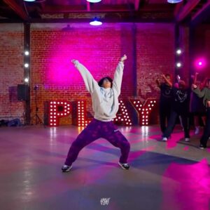 Gabe De Guzman Instagram - CONCEITED (REMIX) 😈 @flomillishit @lola.brooke 
———————————————————————————
tuesday nights just never miss. also, peep the loop. 👀

choreo: @dextercarr 🔥
filmed: @colesocold 🎥
studio: @theplaygroundla 💯
———————————————
#GabeDeGuzman #Dance #HipHop #LA #Class #Viral #Explore #Trending #DexterCarr