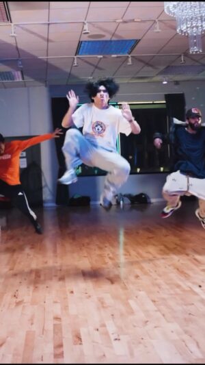 Gabe De Guzman Instagram - BAGGA YUTE. 💼 @skiifalls 
———————————————
mood bc february starts tomorrow… 🥳🎂 

choreo: @officialjoshprice 🔥
studio: @aestheticstudiosshermanoaks 💜
filmed: @zildjivn 🎥
————————————
#GabeDeGuzman #Dance #HipHop #LA #Class #Viral #Explore #Trending