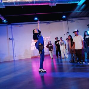 Gabe De Guzman Instagram - INDEPENDENT. 🫡 
—————————————————
full out is what i’m all about. 💥

choreo: 🙋🏻‍♂️
studio: @eightyeightstudiosla 💜
filmed: @zildjivn 🎥
———————————
#GabeDeGuzman #Dance #HipHop #LA #Class #Viral #Explore #Trending