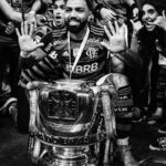 Gabigol Instagram - Álbum completo, agora são 10 .. Obrigado Senhor, obrigado Nação, hoje é festa na FAVELA 🏆❤️🖤