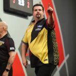 Gabriel Clemens Instagram - Unglaublich!!! Direkt im neuen Jahr darf ich nochmal im Ally Pally spielen 😎 Und dann auch noch gegen die Nr 1 der Welt im Viertelfinale der Weltmeisterschaft!!! Das hört sich alles schon geil an🎯😎 Jetzt neigt sich 2022 dem Ende zu.Es war ein schwieriges Jahr mit Höhen und Tiefen,viel Kritik aber auch mit Lob...wie eine Achterbahnfahrt Aber auch ein Jahr das mich im Kopf extrem gestärkt und weitergebracht hat!!! Ich bzw Wir in unserem Team haben viel geredet,gelacht aber auch im richtigen Moment gestritten..Das alles um immer noch das ein oder andere Prozent zu finden. Danke Euch kann ich nur Danke sagen. Es ist einfach unglaublich wie viele Nachrichten und Unterstützung ich bekomme 😍 Einen guten Rutsch ins neue Jahr wünsche ich aus London 🥂🍀 London, United Kingdom