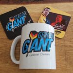 Gabriel Clemens Instagram - Ein kleines Gewinnspiel gibt es auch noch 😎 Zusammen mit meinem @gg_dartshop verlosen wir ein kleines Merchpaket. 1Tasse und 2 signierte Getränkeuntersetzer Was müsst ihr tun? Markiert 2 Freunde mit denen Ihr am liebsten Darts spielt ✅️ Folgt dem @gg_dartshop✅️ Beitrag liken ✅️ Der Gewinner wird morgen Abend 30.8.23 um 20 Uhr per DM informiert 🎯 Viel Glück beim mitmachen 🍀 Das Gewinnspiel steht in keiner Verbindung mit Instagram