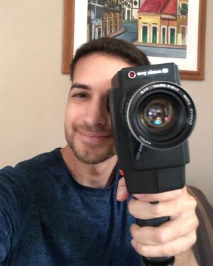 Gabriel Luiz Instagram - Sou formado na UnB. Venho de uma escola de jornalismo em que se aprende que jornalista não deve virar notícia. Por isso, teve dias que cheguei a ficar com vergonha de mim mesmo, de tudo o que aconteceu e com toda a repercussão.

Ainda fico sem palavras, sem jeito. Ainda fico sem entender a dimensão. Ainda queria que tudo fosse diferente. Mas o que eu sei é que hoje estou em paz comigo mesmo. E grato demais por toda a força, o carinho e a torcida que venho recebendo. 

Graças a Deus, o universo se alinhou pra que tudo desse certo. Profissionais incríveis cuidaram de mim. E desde então, só tenho pessoas maravilhosas por perto.

Em especial, meu pai e minha mãe, que estão sendo meus pilares. Me deram força e amor pra aguentar um dia após o outro. E é com amor que eu quero seguir todos os dias. É com amor que a gente vence.