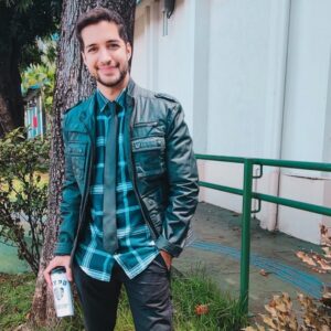 Gabriel Luiz Instagram - Detetive Gabriel, depois de comprovar que foi mesmo o Coronel Mostarda com o castiçal na biblioteca
