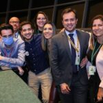 Gabriel Luiz Instagram - Última sessão do ano na Câmara Legislativa. Pra mim, é quando cai a ficha que o ano tá acabando mesmo. E eu tô feliz. Trabalhando. E com gente legal perto de mim