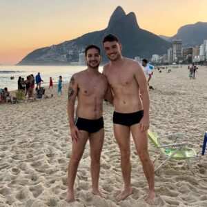 Gabriel Luiz Instagram - Meu corpo carrega as marcas – visíveis e invisíveis – do que fizeram comigo. Mesmo convivendo em paz com elas, olho pra mim e vejo a violência do que foi e o susto do que poderia ter sido. 

As cicatrizes, principalmente as mais internas, são um lembrete diário. De esperança, muita gratidão e vida, mas também de indignação, de algo que nunca vai ser normal aceitar e que não deixa de doer. Eu vivo as consequências da inconsequência dos outros. 

E pode parecer contraditório, mas depois disso eu precisei confiar ainda mais nos outros. Sei da minha força, mas é nos outros que encontrei o abraço pra me proteger, o apoio pra me levantar. Aprendi que não estou sozinho. Nunca foi só eu comigo mesmo.