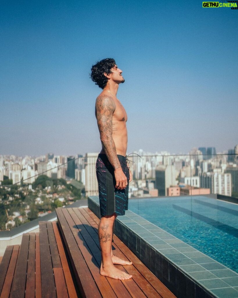 Gabriel Medina Instagram - O meu estilo de vida me faz conhecer lugares incríveis, mas não há nada melhor do que voltar para casa, e graças à @jflliving, agora eu tenho duas. Minha casa em São Paulo.💙 São Paulo, Brazil