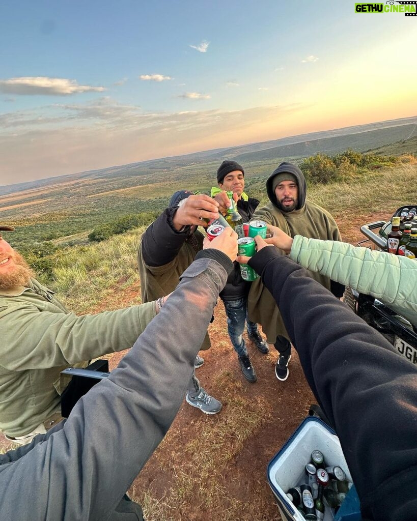 Gabriel Medina Instagram - Vivao e vivendo ... 🦊🐯🙈🦏🦣🐅 #ObrigadoPapaiDoCeu Safari South Africa