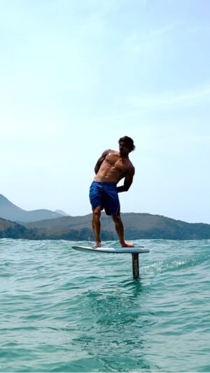 Gabriel Medina Instagram - Welcome Summer! 🏄🏻‍♂️ 

Vem, Verão! 😎 @lucasbalbino_