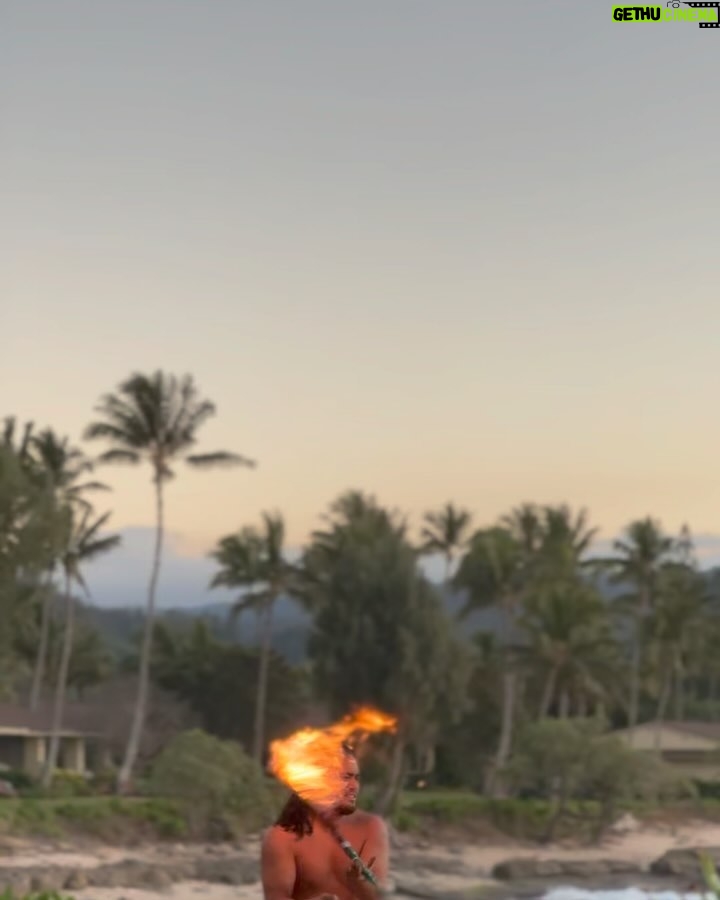 Gabriel Medina Instagram - @sophiamedina and i. 🚶🏻‍♂️🚶🏻‍♀️ ll quem ama viajar com irmão/a? 🙋🏻‍♂️ Hawaii