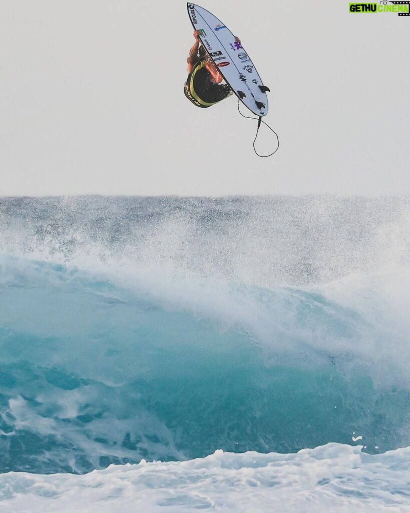 Gabriel Medina Instagram - Peace ✌️… 🩳 @ripcurl @lucasbalbino_ Banzai Pipeline