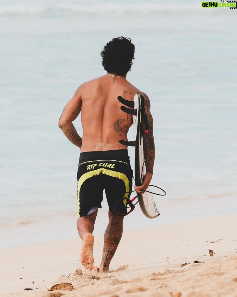 Gabriel Medina Instagram - Peace ✌️… 🩳 @ripcurl @lucasbalbino_ Banzai Pipeline