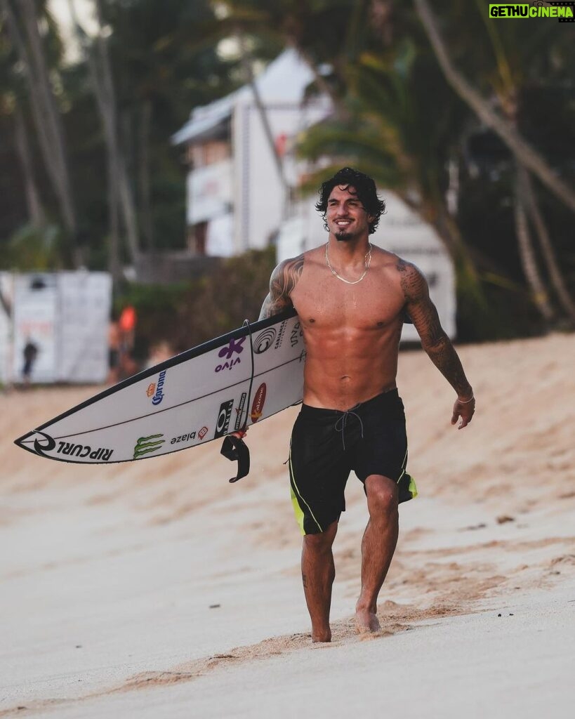 Gabriel Medina Instagram - Peace ✌️… 🩳 @ripcurl @lucasbalbino_ Banzai Pipeline