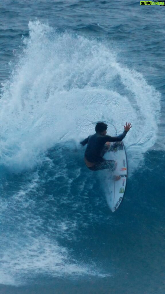 Gabriel Medina Instagram - I gotta move on somehow 🚶🏻‍♂️ 🎥: @lucasbalbino_ Pipeline, North Shore Oahu, Hawaii