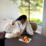 Gabrielle Union Instagram - No food left behind 😋 #WhatIEatInADay Meals✨ Morning Snack: Seasonal Fruit Platter Breakfast: Gluten Free Pancakes, Mango, Blueberry, Thyme, and Maple Syrup Lunch: Collard Greens, Shaved Fennel, and Arugula Apple Salad with Avocado, Lemon, with Champagne Vinaigrette 🥂 Dinner: Three by Wade Cabernet Sauvignon Braised Short Ribs with Oven Roasted Garlic Cauliflower Purée, Roasted Broccolini, Heirloom Carrots, Crispy Sweet Potatoes, and Demi Glaze Courtesy of @chefpratt2 👨🏾‍🍳 #gluten-free #dairyfeee