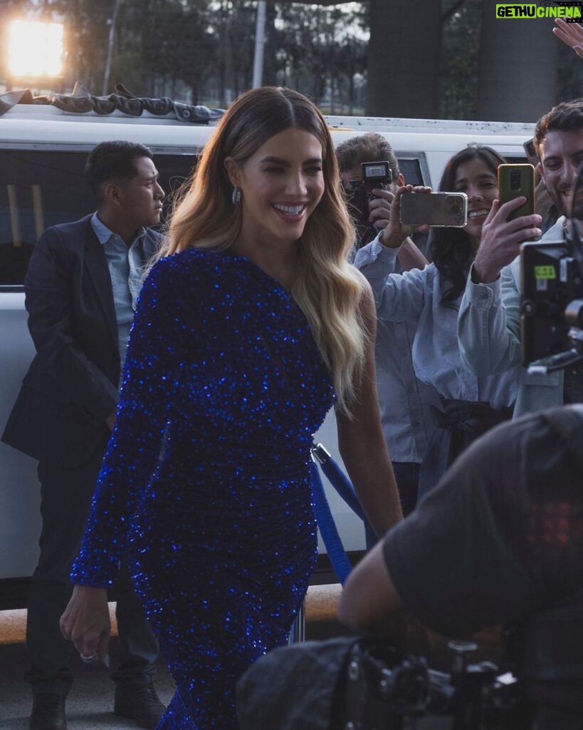 Gaby Espino Instagram - Solo puedo AGRADECER… 🙏🏻🌏💙Una gran semana de trabajo….! ( y no es un red carpet ni blue carpet real…! Jaja ya pronto veran q es…) 🎞️🎥