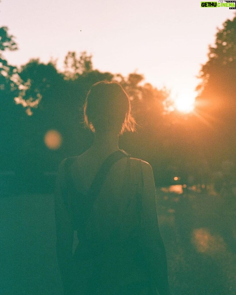 Gaia Weiss Instagram - Summer sunsets in Paris by @becks_lange