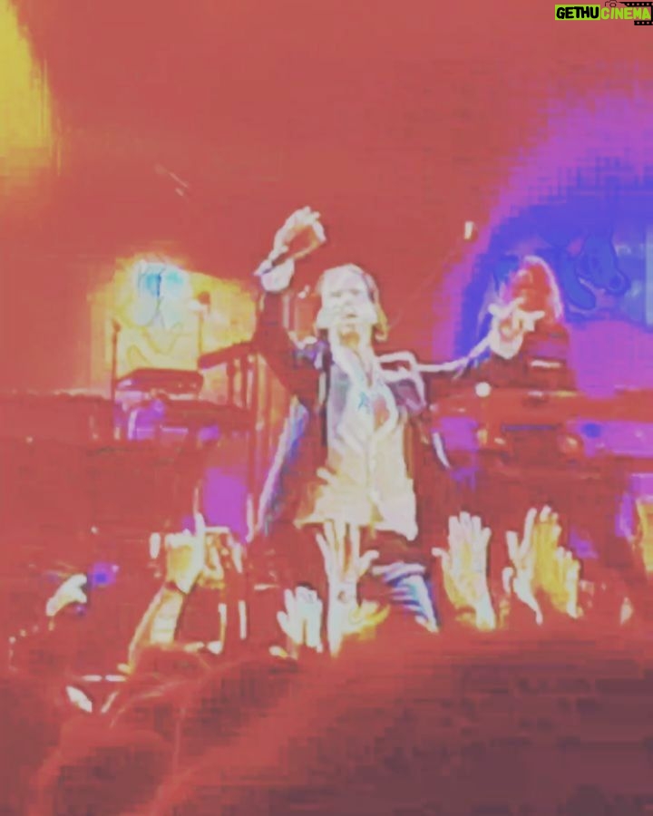 Gaia Weiss Instagram - Thank you @nickcaveofficial for a tremendous gig last night. I still have shivers running through my body thinking about this moment suspended in time. And I'm in total awe of #nickcaveandthebadseeds ' brillant musicians - 🎧 on repeat Tel Aviv-Jaffa, Israël