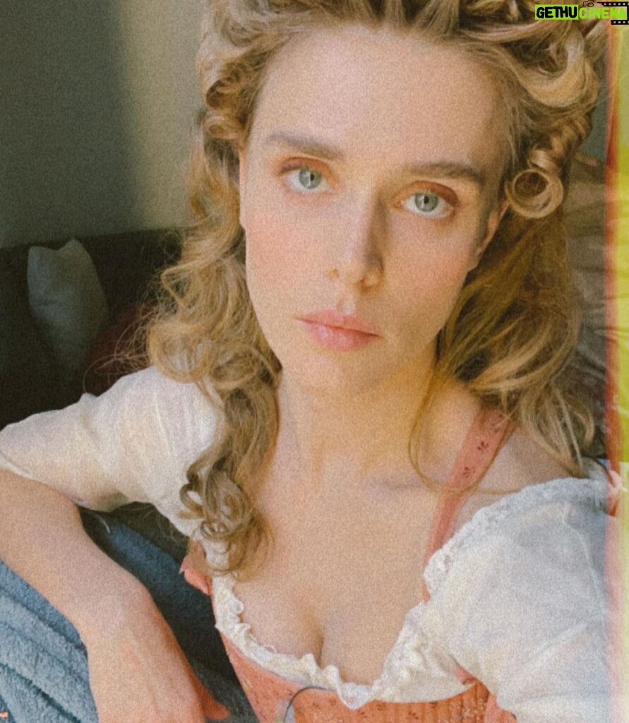 Gaia Weiss Instagram - It was great to see the wonderful cast and crew of « Marie-Antoinette » one last time yesterday. It’s an official wrap on this beautiful adventure. Well done to our talented #MarieAntoinette @emilia.schuele and to this brilliant team of actors! Loved every bit of it ❤ @agencecapa @canalplusseries @bbc @banijaygroup