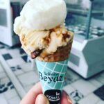 Gani Müjde Instagram - Dün Selimiye'de yürürken şirin bir dondurmacı gördüm ve dondurma ilgi alanım olduğu için @beyaz_ev_dondurma adli mekandaki arkadaşa iki yarım top dondurma istediğimi söyledim."iki yarım top vermiyoruz"dedi."peki tek top istersem". "o zaman veririm" dedi. "İki yarımı toplayınca 1 eder zaten" filan deyip canımı sıkmak istemedim Teşekkür edip uzaklaştım.Oysa italyada birakın satın almayı tatmak isteyene bile plastik kaşıkla verip tattırırlar.Sonuçta @beyaz_ev_dondurma nın tatlarını öğrenemedik ama onların Bodrum'a gelip @bitezdondurma dan esnaflık öğrenmeleri gerek sanırım.