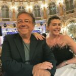 Gani Müjde Instagram - Üniversite'de öğrenciyken beni arayıp bulmuş "Ayaküstü" adlı kitabımı sahnede oynamak üzere izin istemiş ben de izni vermiştim. O günden sonra sevdi sahne ışıklarını ama hep sahnenin önündeki ışıltıyı sağlayan biri olarak perdenin gerisinde harikalar yarattı @alperalpofficial . Kıbrıs'taki ödül törenleri dillere destandı ama bu kez çıtayı @bernamicii ile birlikte yükselttiler ve 2023 @moonlifedergi ödül törenini Paris Intercontinental otelinin muhteşem balo salonunda yaptılar. Enbe onkestrası ile başlayan gece , İskender Paydaş , Mustafa Sandal ve Gypsy Kings ile devam etti. Her anlamda görkemli ve etkileyiciydi. Mekan da öyle diyor zaten. Emeği geçenlere teşekkürler. 👏👏 @belmacanciger