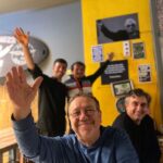 Gani Müjde Instagram - "Bodrum'un meşhur Roma dondurmacısı" gibi olacak ama Adana kebabı Bodrum'da Adanademirspor fanatiği İskender'in "Bitez Dürüm" ünde yenilir. Adana sokak lezzetleri tadılır, sonra Yaşar Kemal Selamı verilir ve evin yolu tutulur. Bu arada "İnce Memet İskender" (Enine çizgili montlu) yeni bir yer daha açıyormuş Gürece'de. @bodrummavidondurma 'nın tam karşısında. Yaza yetiştiriyorlar. Umarım aynı lezzet ve fiyat politikasını orada da sürdürürler. @bitezdurum @bitezdurum_isko_