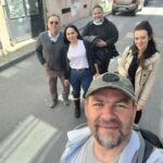 Gani Müjde Instagram - @showtv de yazın başlayacak yeni dizimiz için yazarlarla mekan turundayız. İsmi belli ama heyecan olsun diye yazmıyorum.☺Yılmaz Erdogan ın tabiri ile şahane bir "Dramedi" geliyor. @bkmonline @ltndnmz Ertansaban @necipgulecer @burakkumdakci @eminekocak3 @ceren.yenidogann @selmasemiz @nunucan