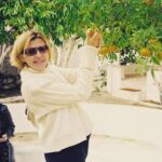 Gani Müjde Instagram - Yıl 2001... Anneler günü loading... 🥰 O günden bu yana iki çocuğumuza sadece annelik değil, psikologluk, öğretmenlik , danışmanlık , aşçılık, beslenme uzmanlığı Helikopter pilotluğu yaptı. Hakkını ödeyemem. Onun önünde eğilerek , bazen kendinden vazgeçerek benzer faaliyetlerde bulunan tüm kadınların ve annelerin anneler gününü kutluyorum. @belmacanciger 💐