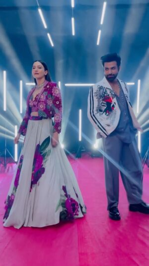 Gauahar Khan Instagram - Co-hosts getting GROOVY !!! 💃🏻🕺🏻

#jhalakdikhlajaa11 @sonytvofficial #dance #reelsinstagram
