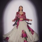 Gauahar Khan Instagram - 🌹 #week11 #jhalakdikhlajaa11 @sonytvofficial #host Styling : @devs213 assisted by @krutikaa_sharma Camera : @mohitvaru Outfit : @gazalguptacouture Jewellery : @anmoljewellers Mumbai, Maharashtra