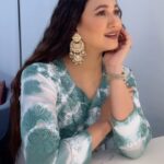 Gauahar Khan Instagram - Lag jaa gale 🌿 Earring : @pinklanebyrashi Ring : @viviniabyvidhimehra Mumbai, Maharashtra