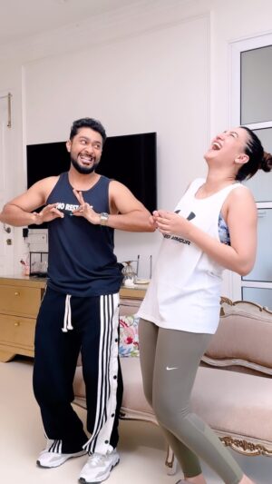 Gauahar Khan Instagram - Peet peeche dil ki baat 🤭
Of course with the OG #jhallawallah girl @gauaharkhan 😻
