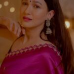 Gauahar Khan Instagram - This song , my fave @sunidhichauhan5 ‘s voice and the era . #basaurkya #reelsinstagram #trendingsongs 🎥🩷 🎥: @dieppj Mumbai, Maharashtra