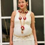 Gauahar Khan Instagram - Wanted to post this n thank two beautiful souls who made my pregnancy so special. Made these custom flower jewellery for my personal godh bharai , which they came to celebrate with me all the way from pune . Will never forget ❤️❤️❤️ ushaji n Komal here’s a pic that I wore it with a lot of love . 🌸 thank u so much for ur love @ushakakadeofficial @komal_rohan_deshmukh ❤️ #throwback to 7 months pregnant me . 🙋🏻‍♀️ Mumbai, Maharashtra