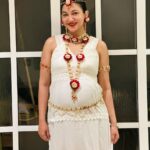 Gauahar Khan Instagram - Wanted to post this n thank two beautiful souls who made my pregnancy so special. Made these custom flower jewellery for my personal godh bharai , which they came to celebrate with me all the way from pune . Will never forget ❤️❤️❤️ ushaji n Komal here’s a pic that I wore it with a lot of love . 🌸 thank u so much for ur love @ushakakadeofficial @komal_rohan_deshmukh ❤️ #throwback to 7 months pregnant me . 🙋🏻‍♀️ Mumbai, Maharashtra