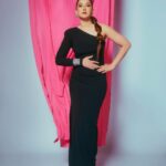 Gauahar Khan Instagram - I am Savage . 🖤 I challenged MYSELF and I did it . Alhamdulillah. Proudly a mom to my infant. Zehaan ki ummi did it . 🙋🏻‍♀️😬 back at my pre pregnancy weight , just need to get my absolute strength back . #workinprogress #newmom Outfit: @ahiclothing Earrings: @DiagoldbyVardagoenka Bracelets: @DiagoldbyVardagoenka @anmoljewellers Styling : @devs213 assisted by @krutikaa_sharma 📸 : @mohitvaru Footwear : @monrowshoes #week12 #jhalakdikhlajaa11 Mumbai, Maharashtra