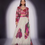 Gauahar Khan Instagram - 🌹 #week11 #jhalakdikhlajaa11 @sonytvofficial #host Styling : @devs213 assisted by @krutikaa_sharma Camera : @mohitvaru Outfit : @gazalguptacouture Jewellery : @anmoljewellers Mumbai, Maharashtra