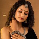 Gayathri Sri Instagram - MAGIC BLACK 🖤✨ @deepi_makeupartistry @mani_stylist_ Chennai, India