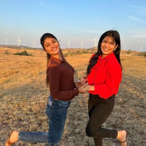 Gayatri Jadhav Instagram - 🦋💕
A friend knows the song in my heart & sings it to me when my memory fails 😄

#gayatrijadhavofficial  #friendshipgoals