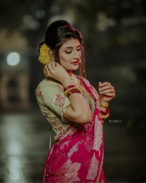 Gayatri Jadhav Instagram - More than you can handle 😉 🦋

#gayatrijadhavofficial #festivalfashion #festivevibes #marathi #marathiculture #actor  #instalike #instamood #instafashion #instapic #gayatrijadhavofficial