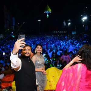 Gayatri Jadhav Instagram - आला रे आला गोविंदा आला!

#dahihandi #2022 #huge #crowd #actresses #actorslife🎬 #traditionalwear #gayatrijadhavofficial