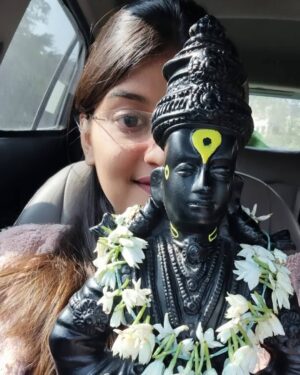 Gayatri Jadhav Instagram - तूझा रे आधार मला। तूच रे पाठिराखा।। तूच रे माझ्या पांडुरंगा।। चूका माझ्या देवा। घे रे तुझ्या पोटी।। तुझे नाम ओठी सदा राहो।।
.
.

#godiseverywhere #positivevibes #greatstart #motivation #growth #simplicity #hope #indianculture #viral #trending #photo #ınstagood #picoftheday #instalike #photooftheday #instadaily #photography #likeforlikes #lovee#instagood#happynewyear#gayatrijadhav