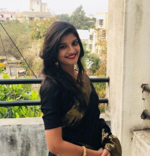 Gayatri Jadhav Instagram - In a world full of trends, I want to remain a classic💫
.
.
#Black#sareelove#helovesblack#smilesformiles#gayatrijadhavofficial