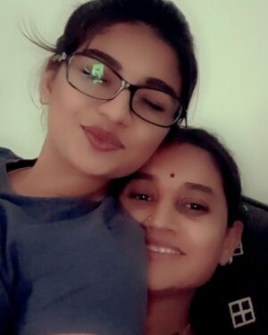Gayatri Jadhav Instagram - आईची कुशी.. आईच प्रेम.. आईचा लळा.. आईची छाया.. आईची माया.. आई म्हणजे जीव.. आई म्हणजे श्वास.. आई म्हणजे हासु.. आई म्हणजे रडू.. शेवटी आईसाहेबच  माझा प्राण ❤️