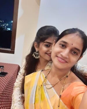 Gayatri Jadhav Instagram - No caption needed💋❤
#motherdaughter#reflection#lifeisgood#momiloveyou💋💋