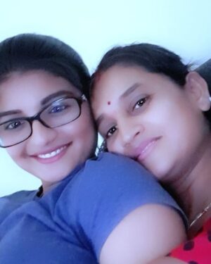 Gayatri Jadhav Instagram - आईची कुशी.. आईच प्रेम.. आईचा लळा.. आईची छाया.. आईची माया.. आई म्हणजे जीव.. आई म्हणजे श्वास.. आई म्हणजे हासु.. आई म्हणजे रडू.. शेवटी आईसाहेबच  माझा प्राण ❤️
