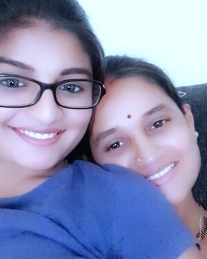 Gayatri Jadhav Instagram - आईची कुशी.. आईच प्रेम.. आईचा लळा.. आईची छाया.. आईची माया.. आई म्हणजे जीव.. आई म्हणजे श्वास.. आई म्हणजे हासु.. आई म्हणजे रडू.. शेवटी आईसाहेबच  माझा प्राण ❤️